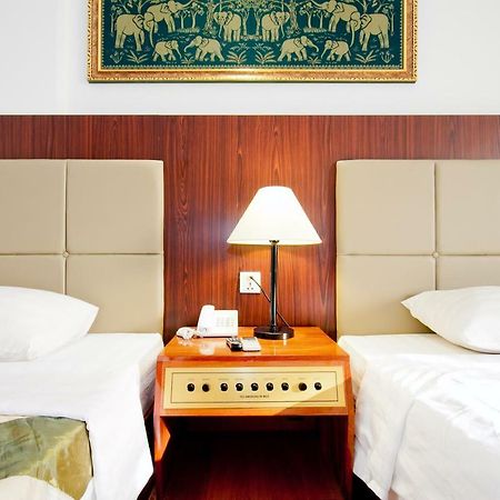 Diamond Hotel Пном Пен Екстериор снимка