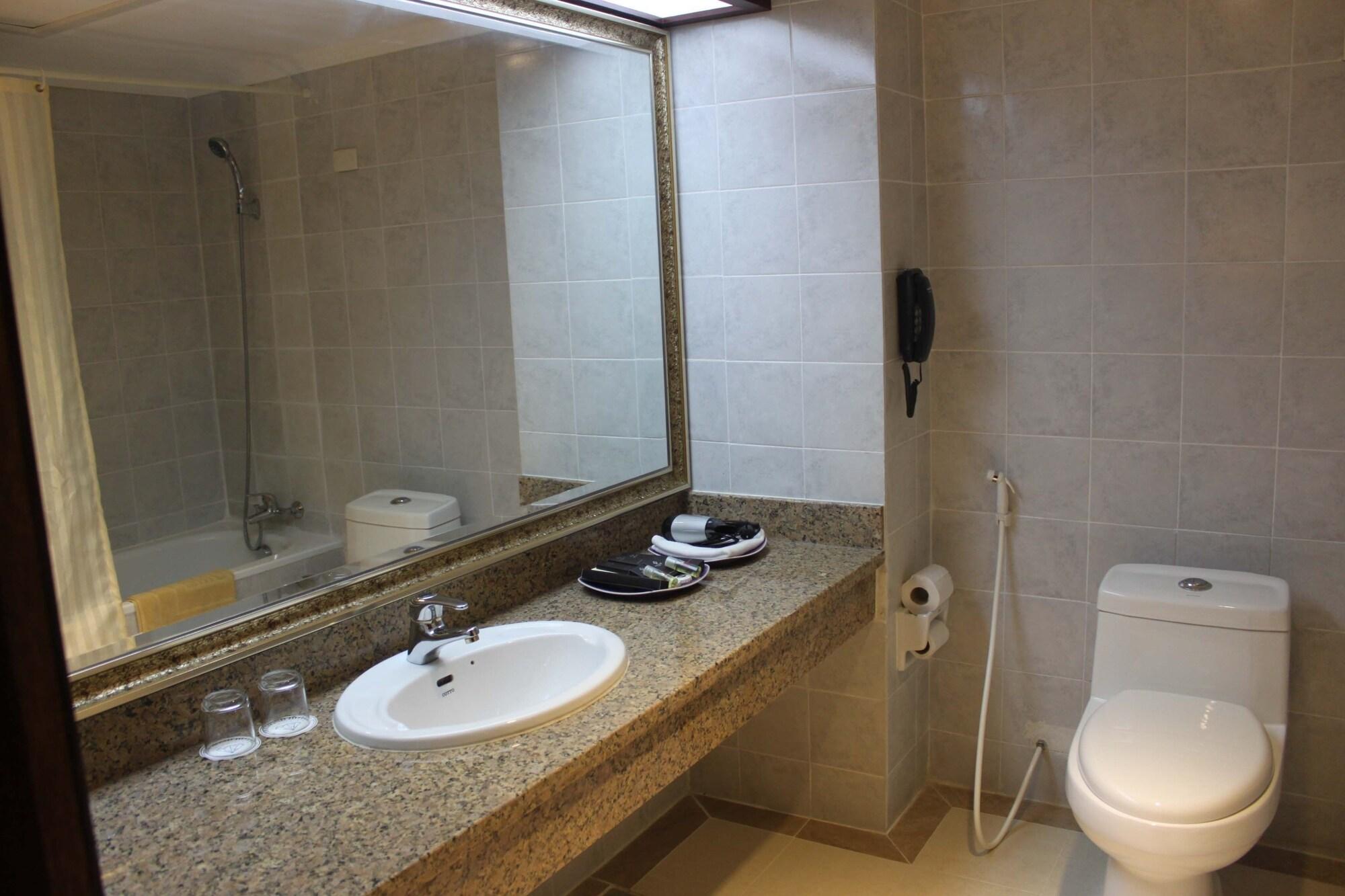 Diamond Hotel Пном Пен Екстериор снимка
