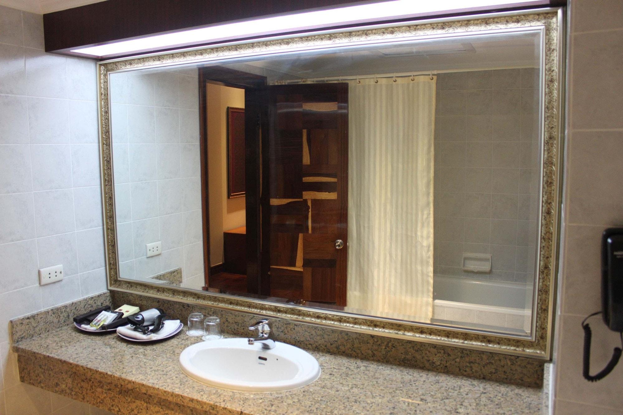 Diamond Hotel Пном Пен Екстериор снимка