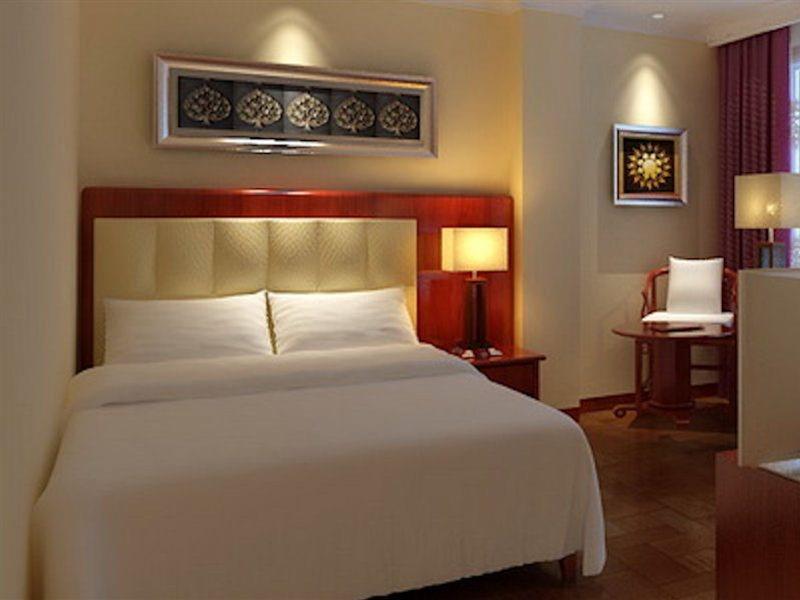 Diamond Hotel Пном Пен Екстериор снимка