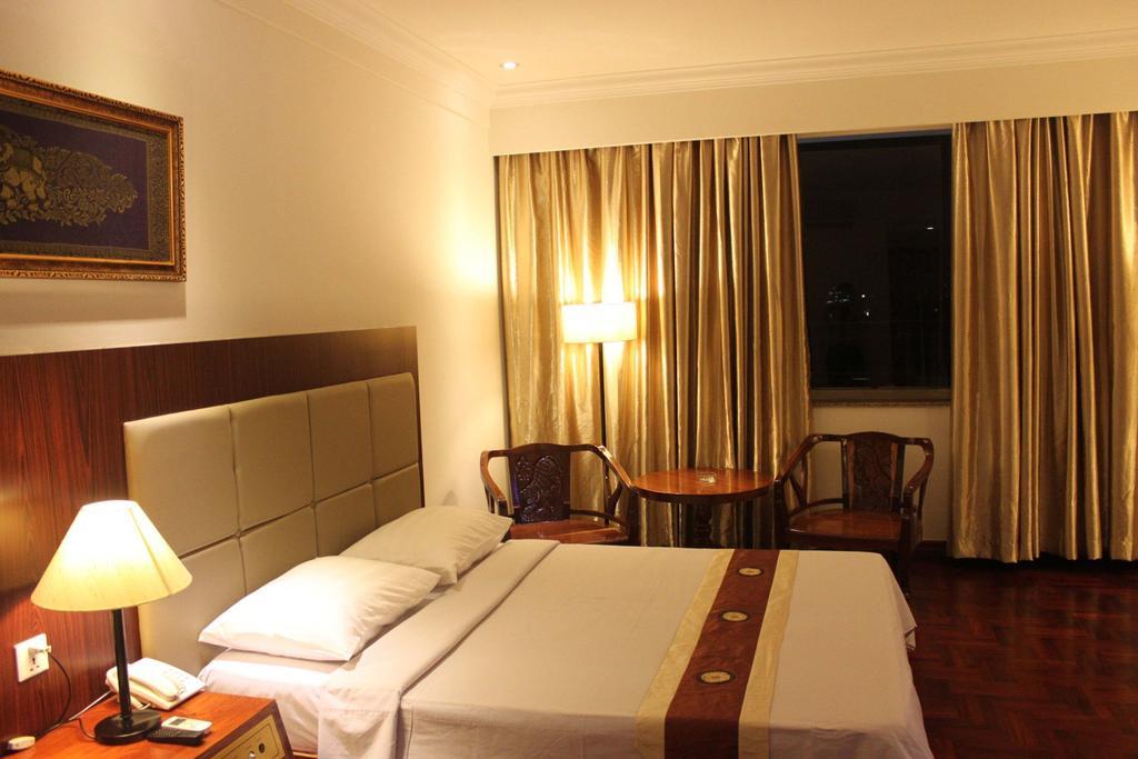 Diamond Hotel Пном Пен Екстериор снимка