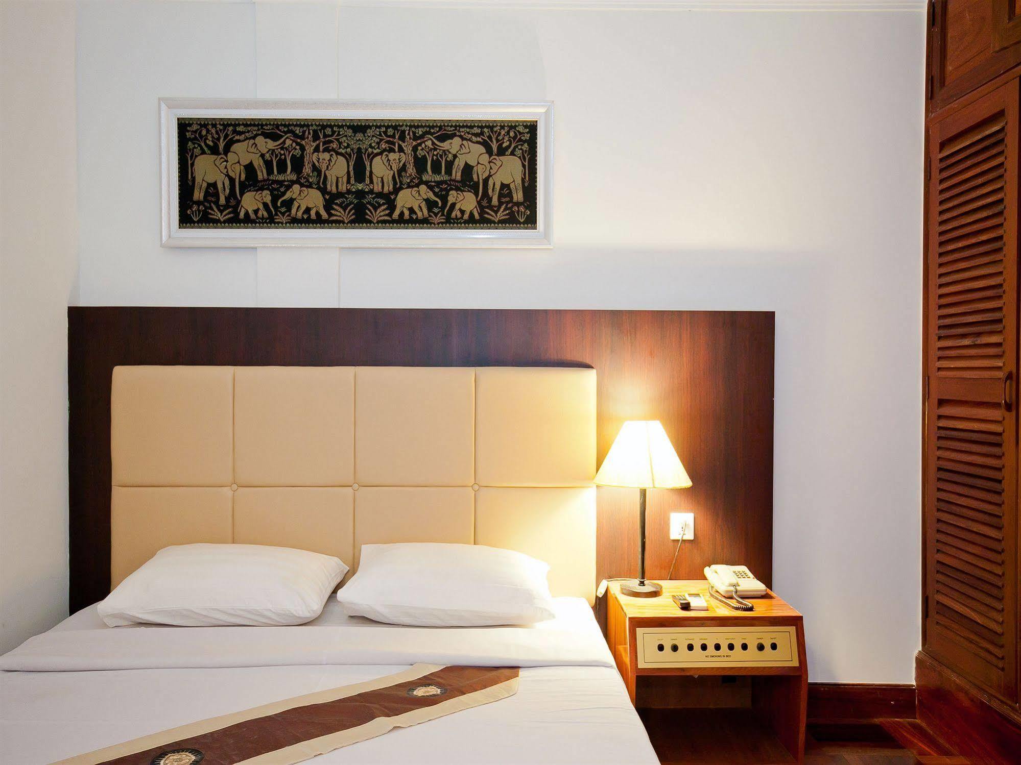 Diamond Hotel Пном Пен Екстериор снимка
