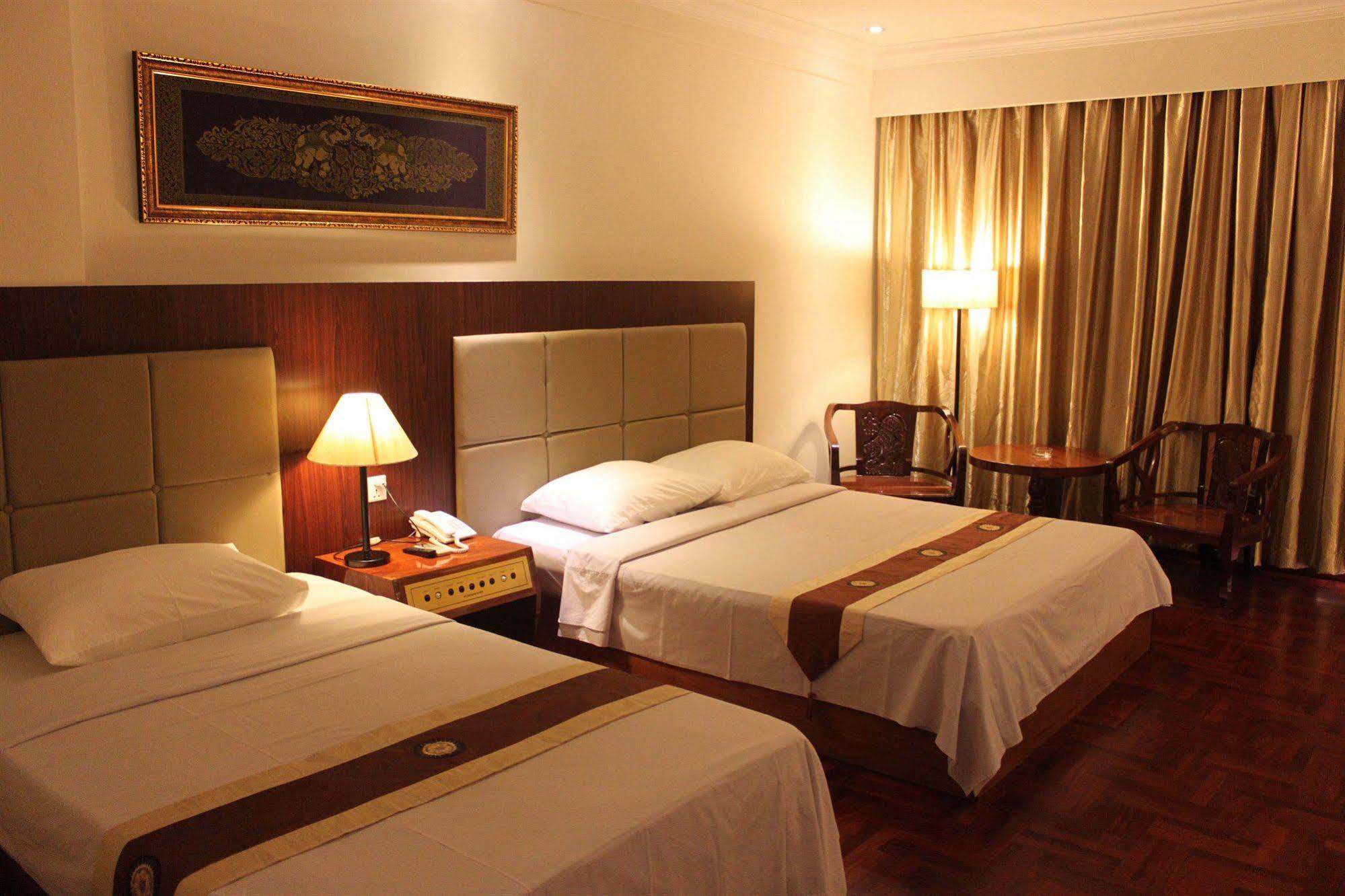 Diamond Hotel Пном Пен Екстериор снимка