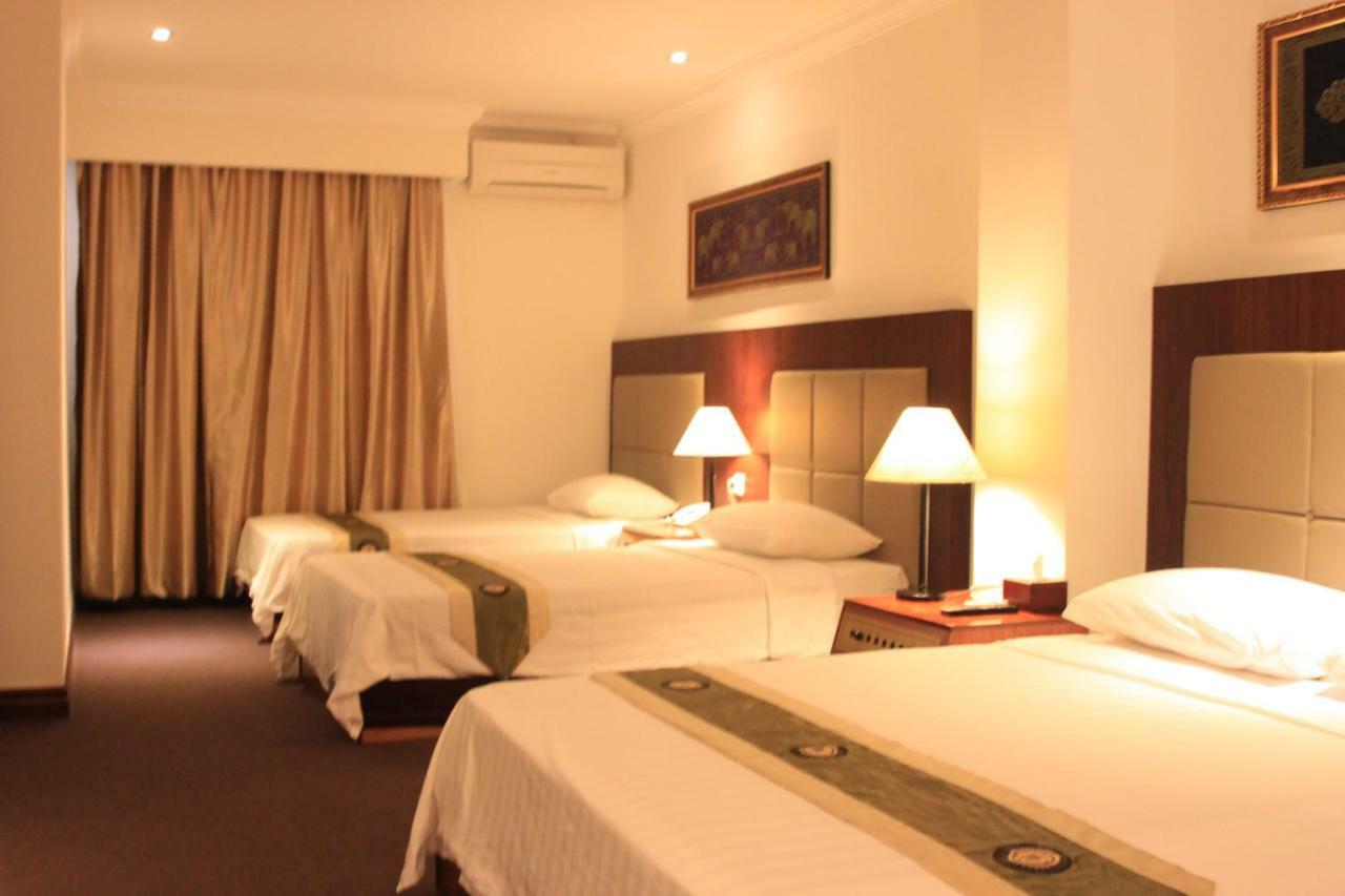 Diamond Hotel Пном Пен Екстериор снимка