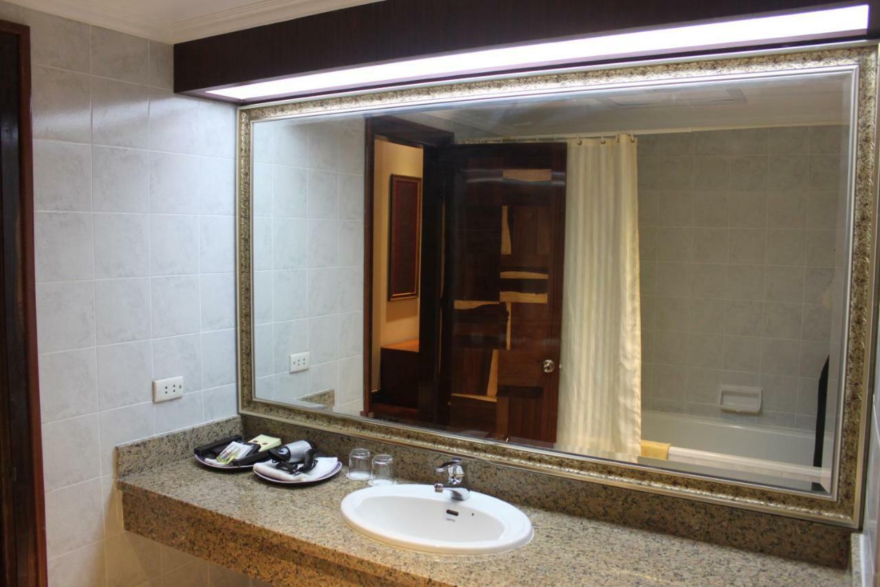 Diamond Hotel Пном Пен Екстериор снимка