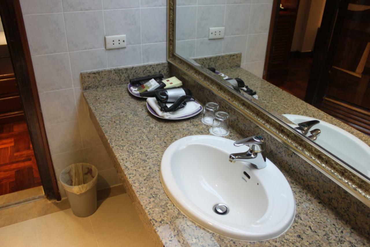 Diamond Hotel Пном Пен Екстериор снимка