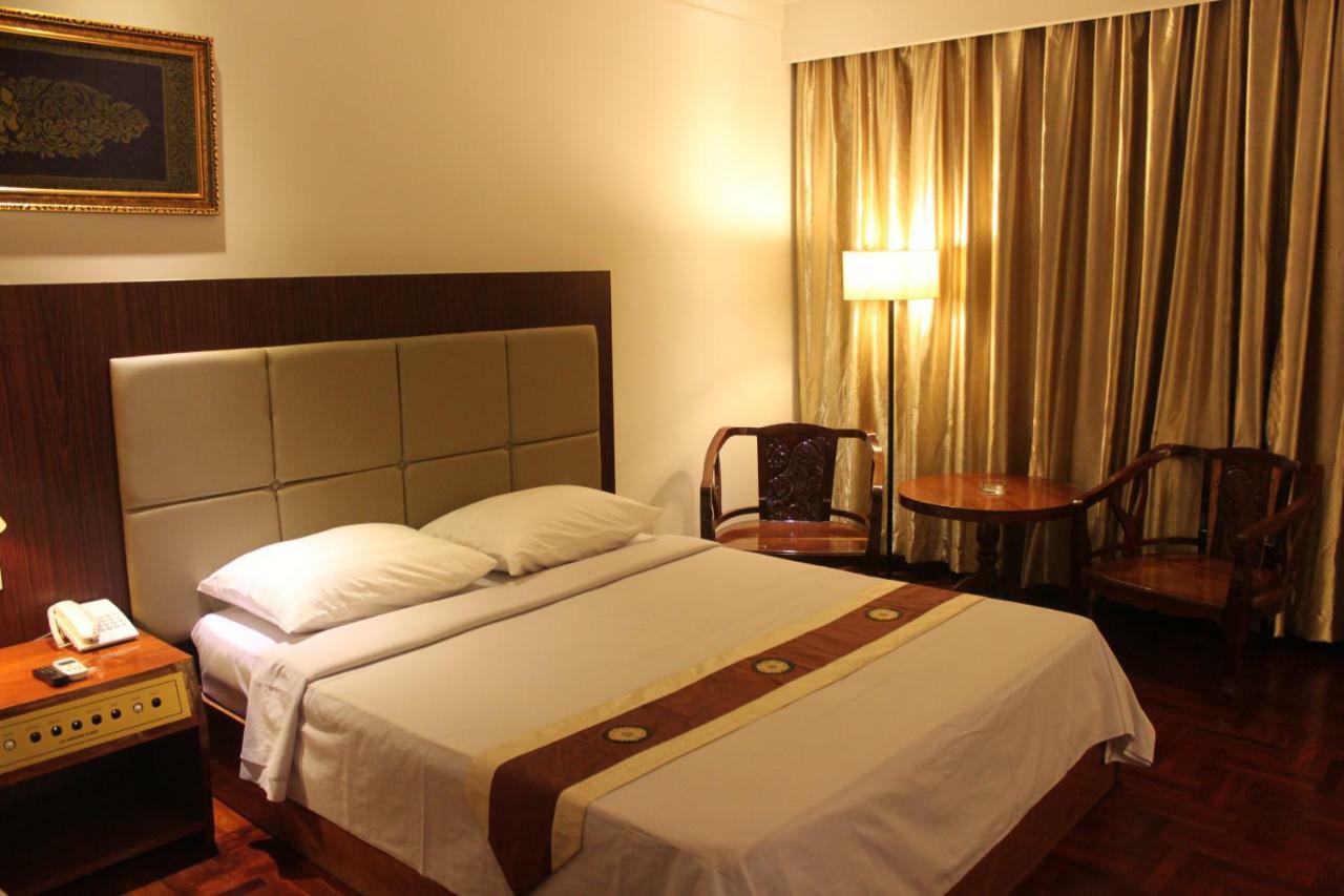 Diamond Hotel Пном Пен Екстериор снимка