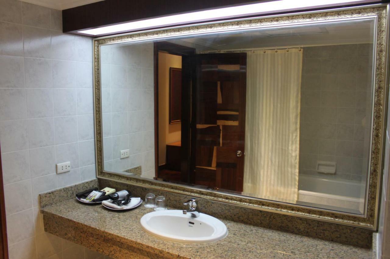 Diamond Hotel Пном Пен Екстериор снимка